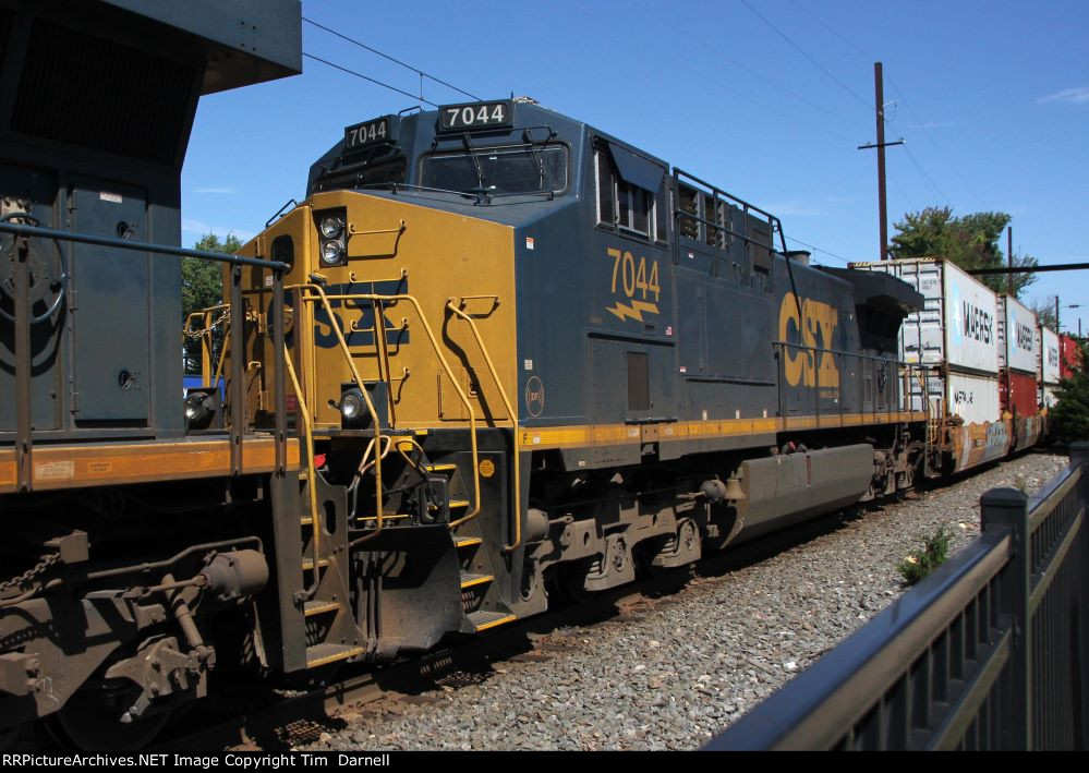 CSX 7044 on I158